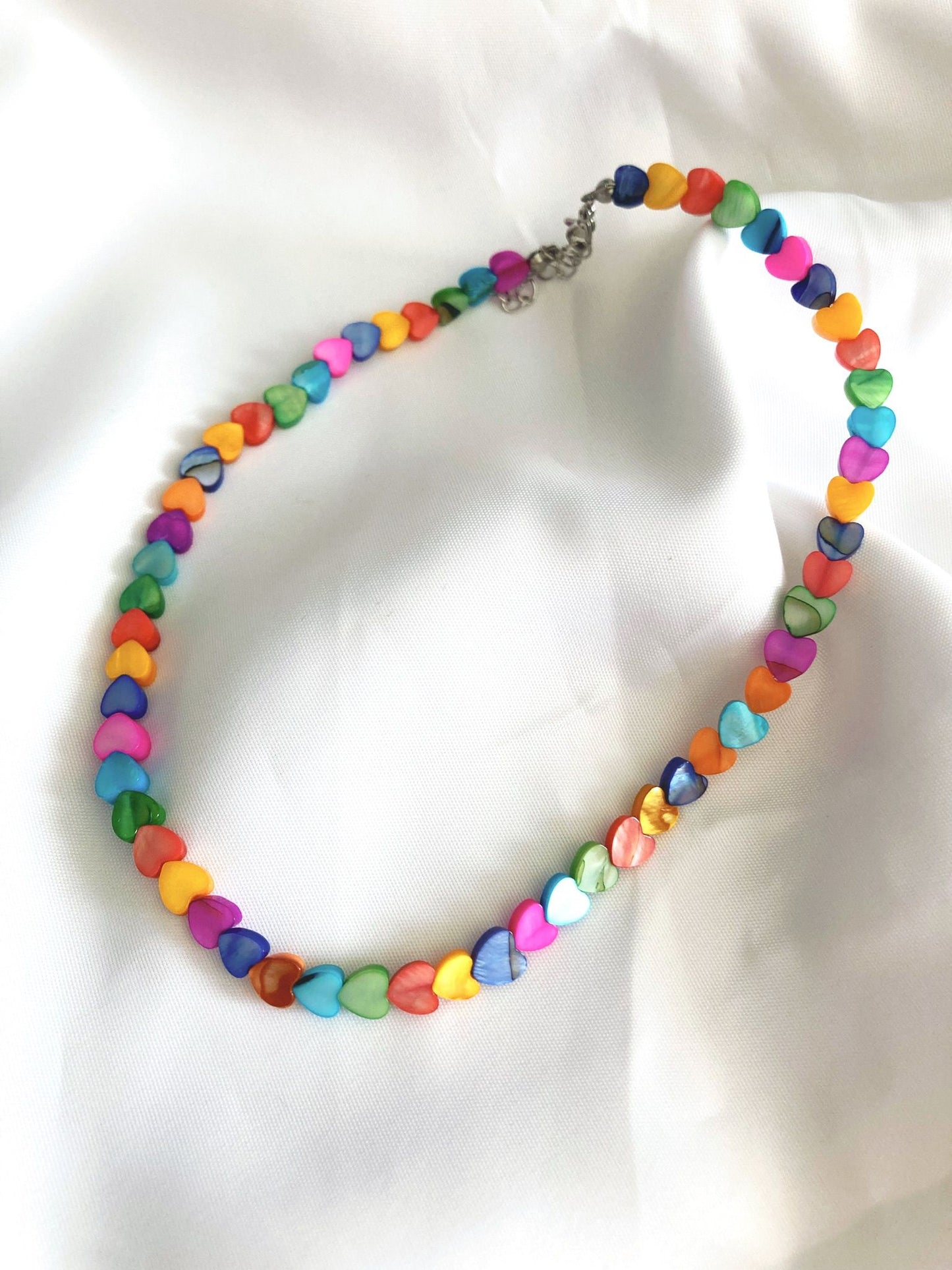 Colar corações coloridos madrepérola