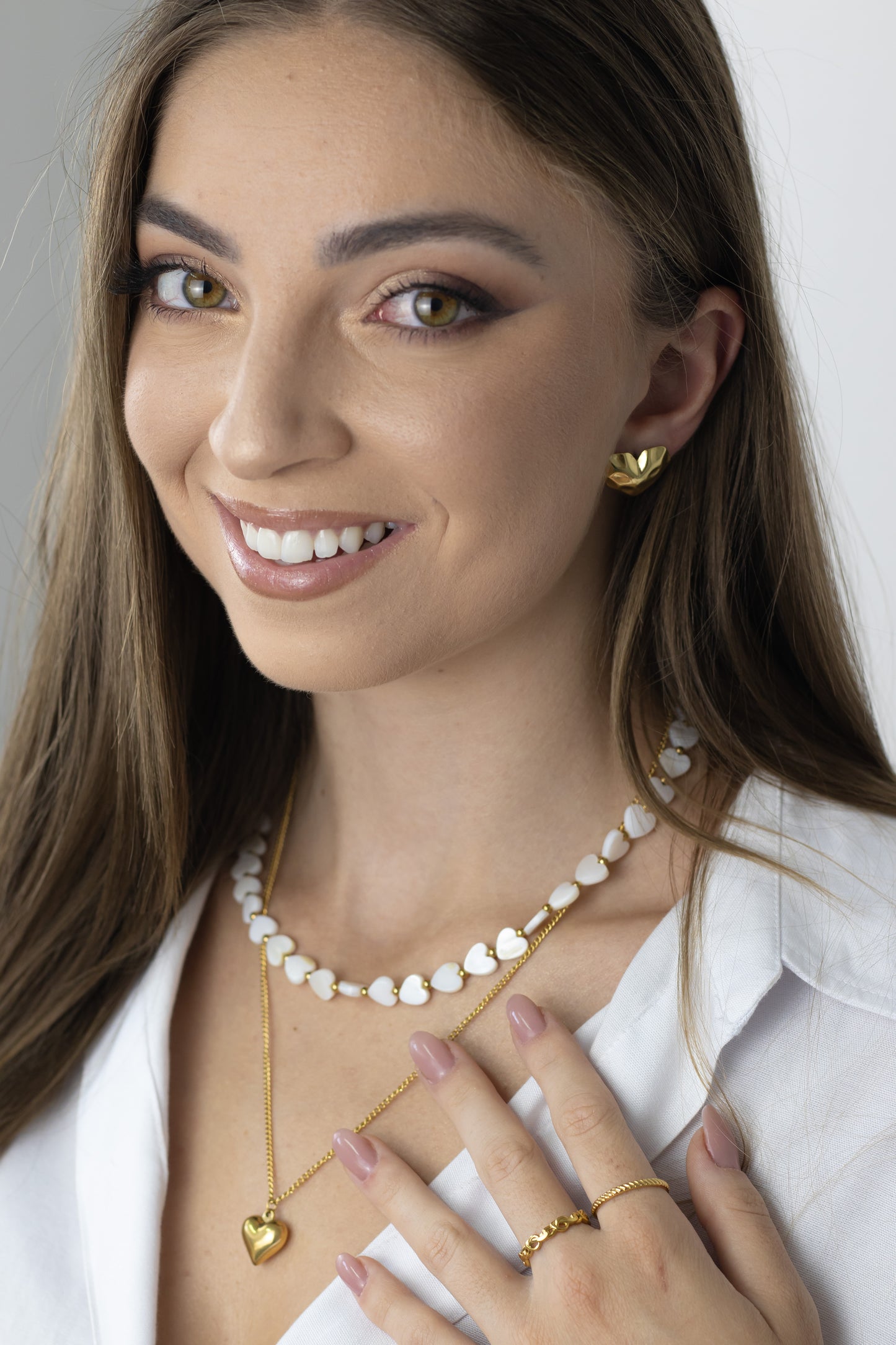 colar corações madrepérola com detalhes dourados