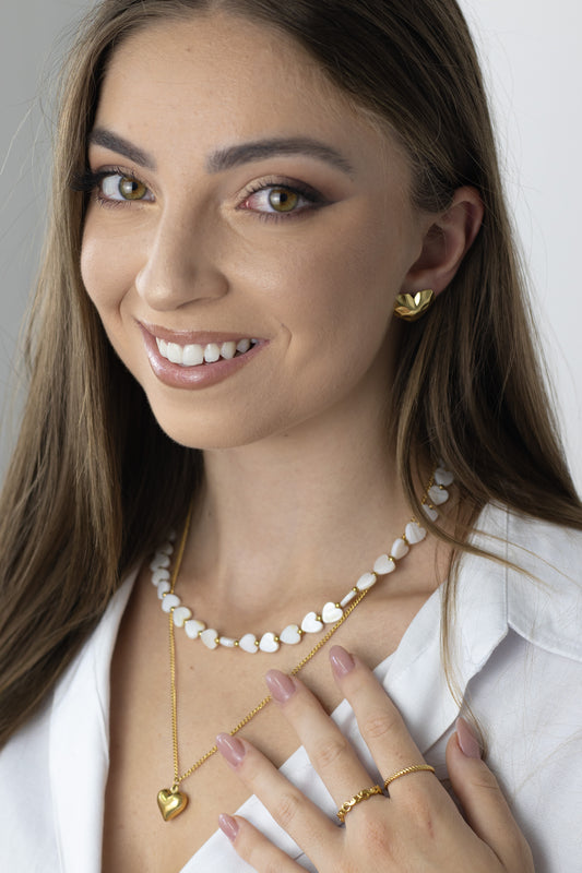 colar corações madrepérola com detalhes dourados