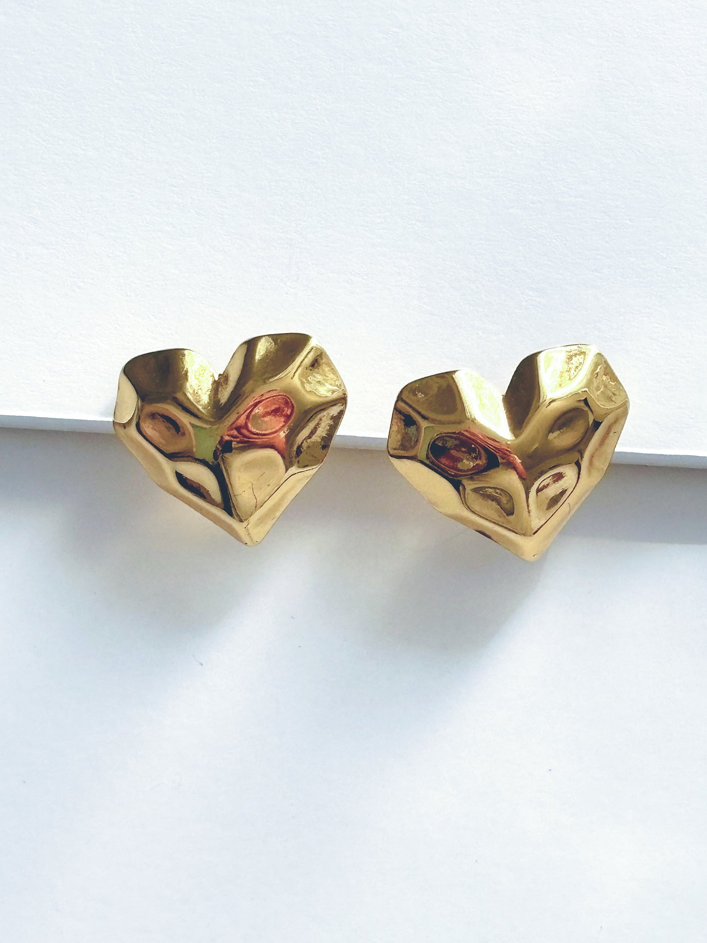 Brincos corações martelados