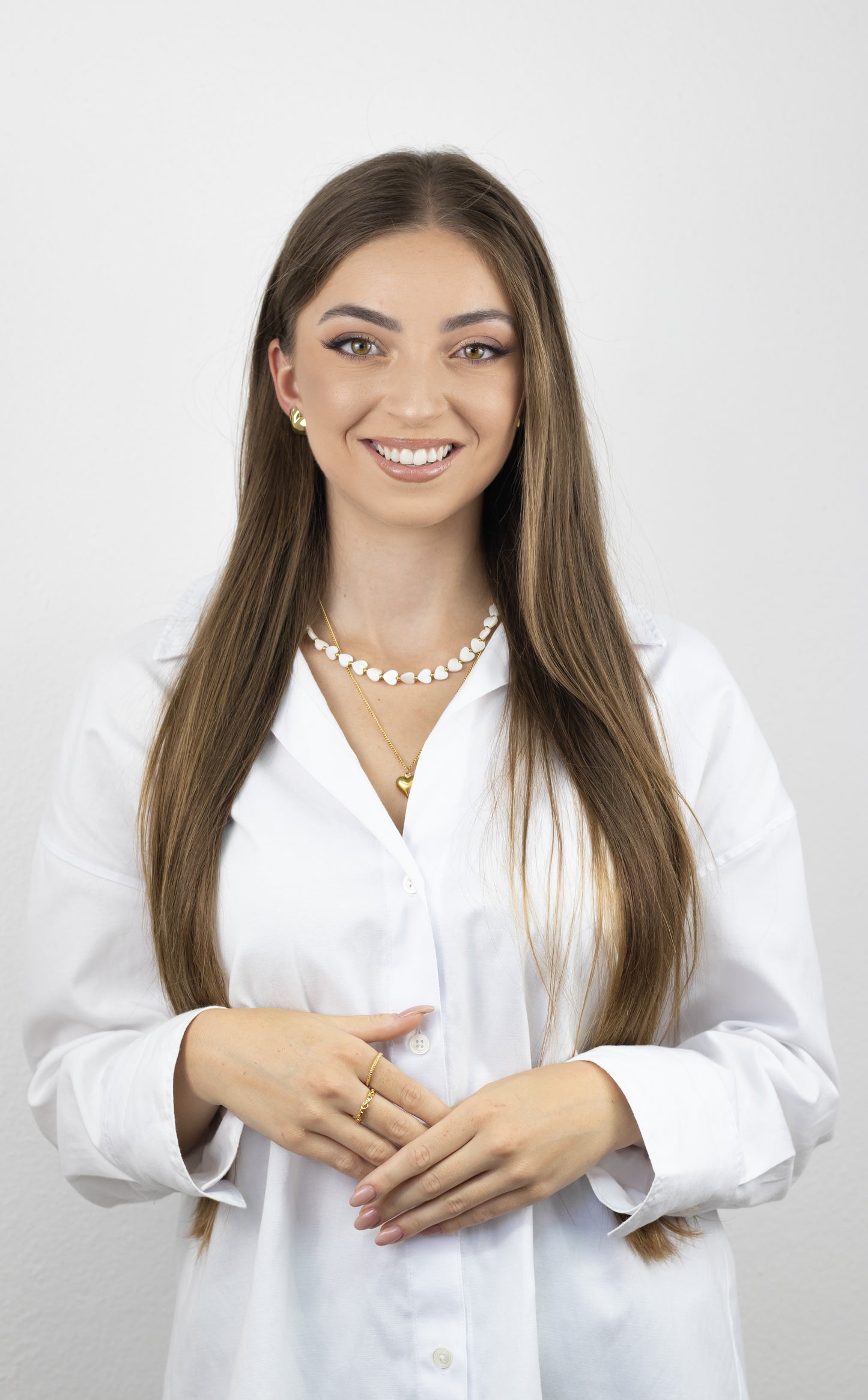 colar corações madrepérola com detalhes dourados