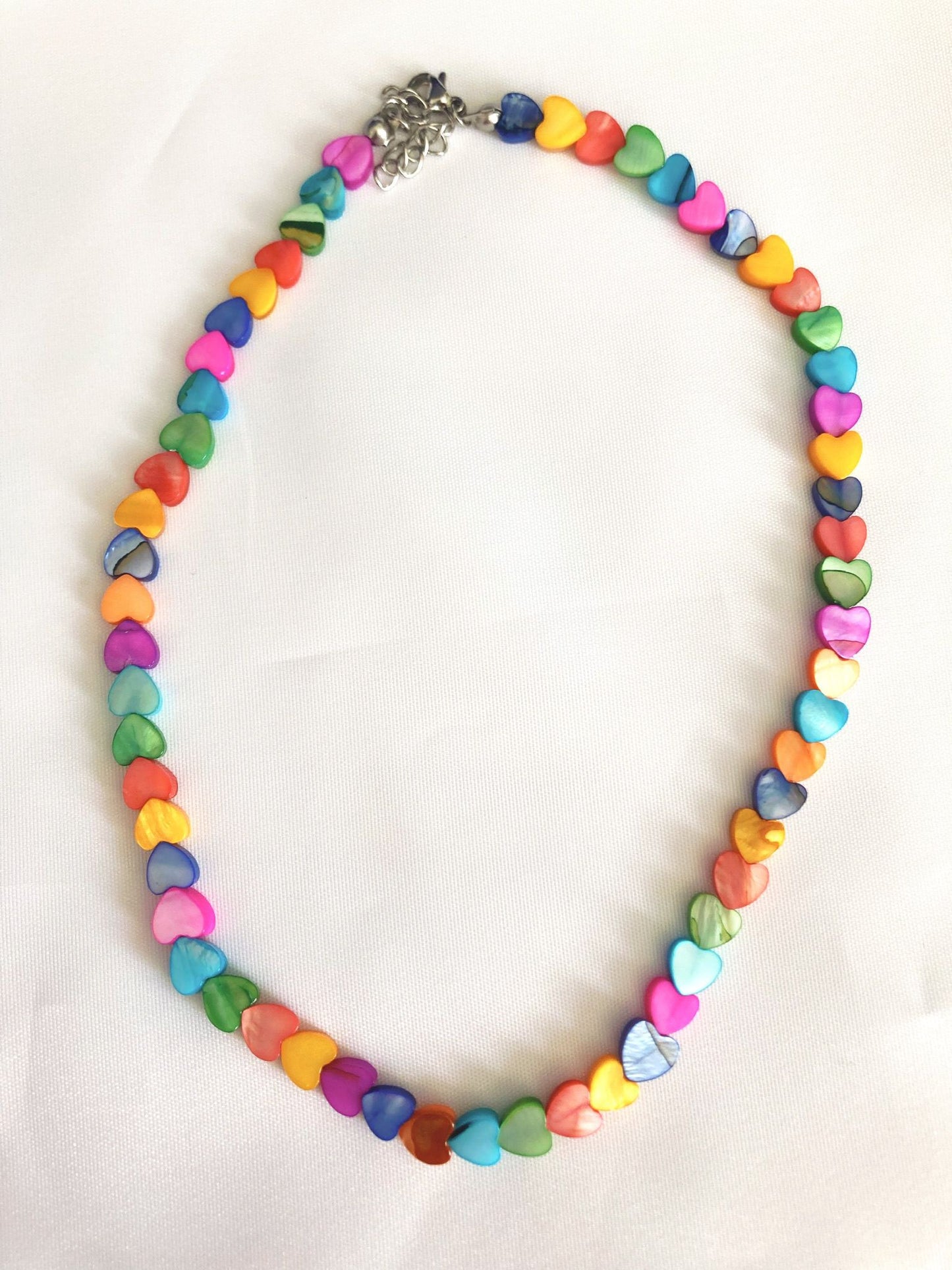 Colar corações coloridos madrepérola