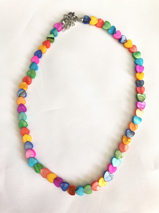 Colar corações coloridos madrepérola